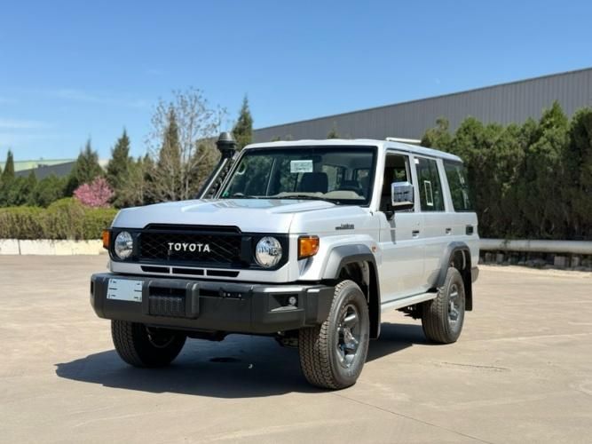 2024款丰田酷路泽LC76 港口现车报价70余万谈(图2)