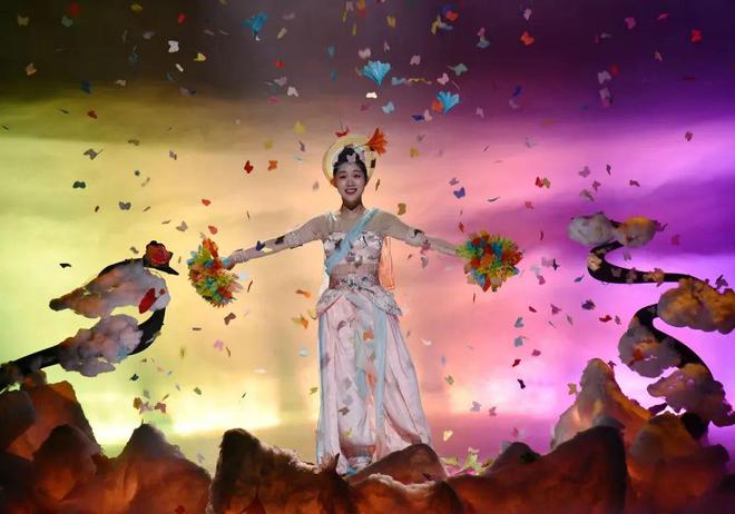 “蛇舞山河万象新”——2025年中国杂技大联欢在周口野生动物世界成功录制(图2)