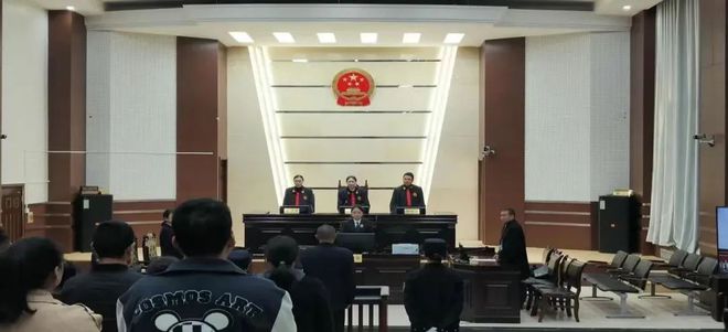 残忍至极！持枪猎杀745只藏羚羊潜逃20余年法院判了(图1)