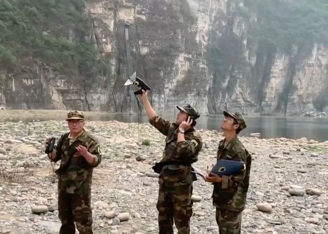 惊喜！“鸟中大熊猫”+3！萌宝伸懒腰在线圈粉(图1)