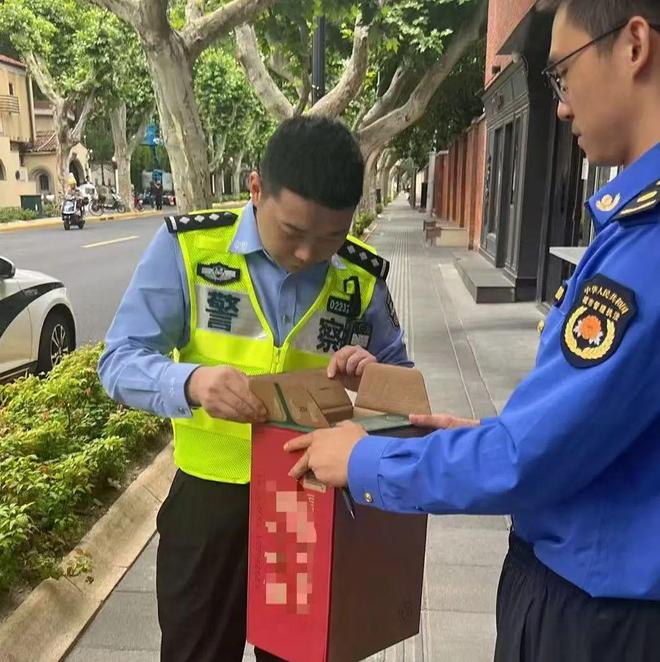 徐汇城区惊现“鸟中国宝”！看城管小哥如何救下这只“彩虹小鸟”(图2)