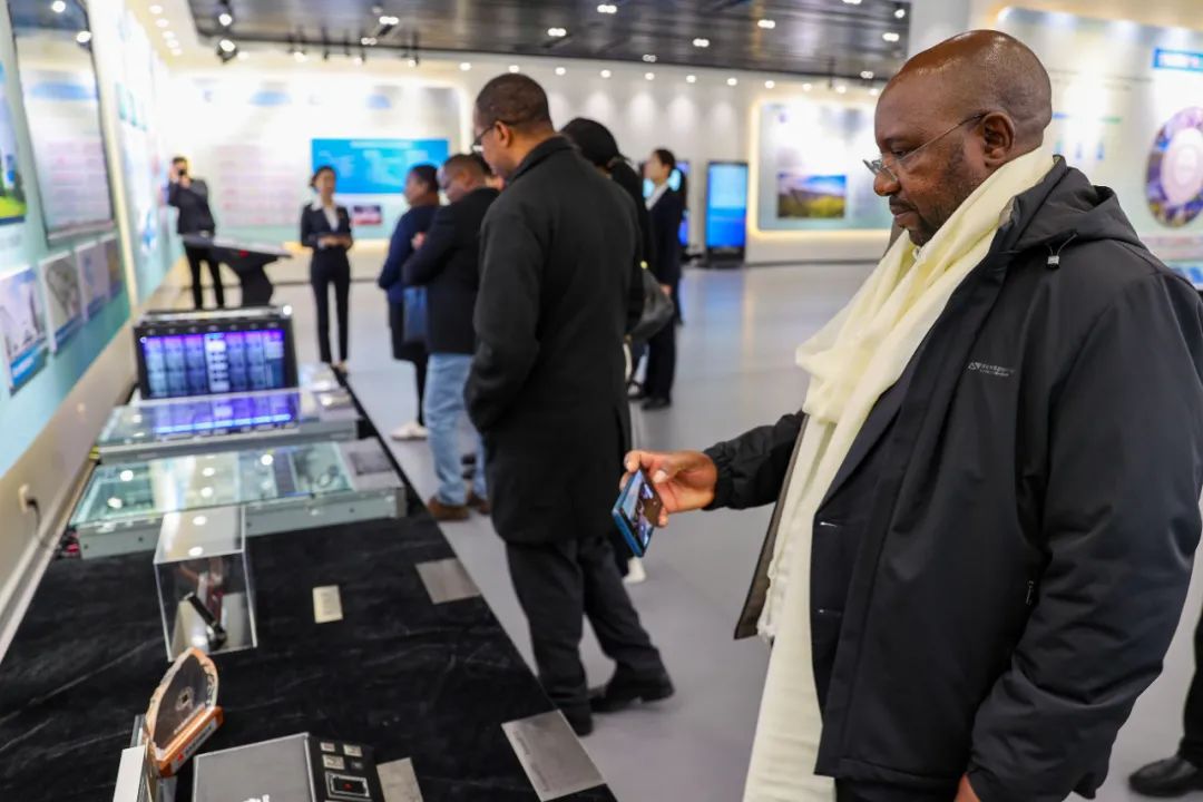 东西问丨邓玉萍：中非共“逐”绿 如何转动共赢之匙？(图3)