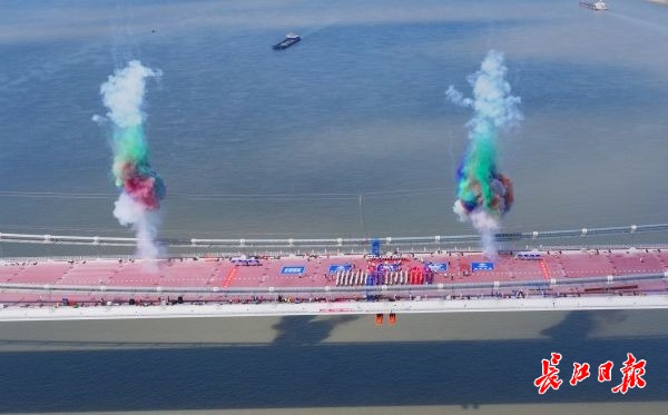 “钢铁巨龙”合龙江豚、候鸟安然(图1)