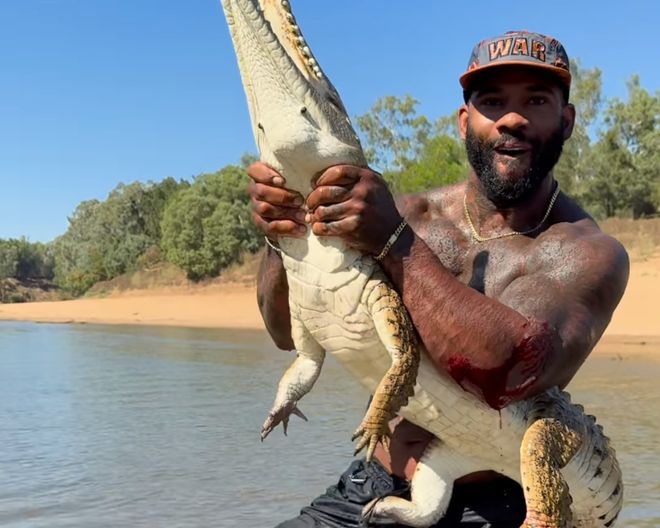 澳大利亚一条鳄鱼晒太阳突遭美国网红追捕将面临18万元罚款(图1)