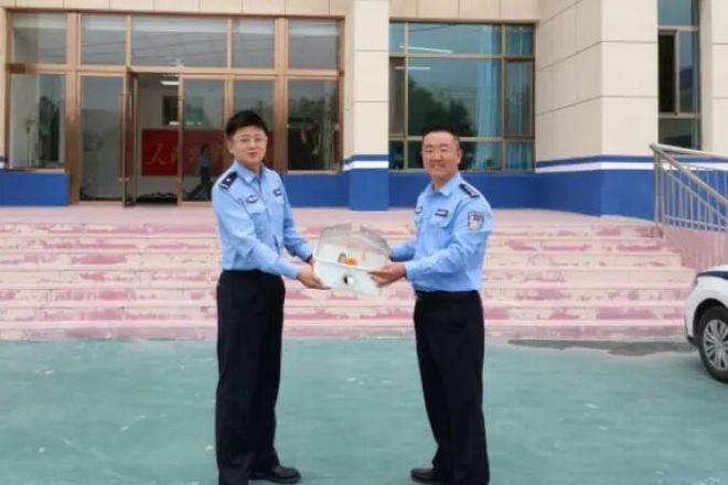 凌晨三点的“不速之客”！城关派出所民警暖心救助国家二级保护动物(图1)