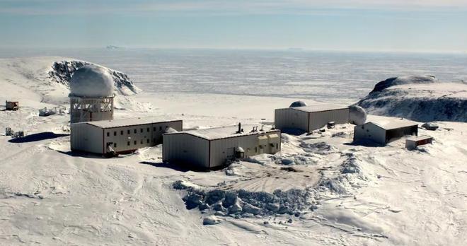 加拿大男子无视警告靠近北极熊只为拍照最终被2头熊围攻致死(图8)