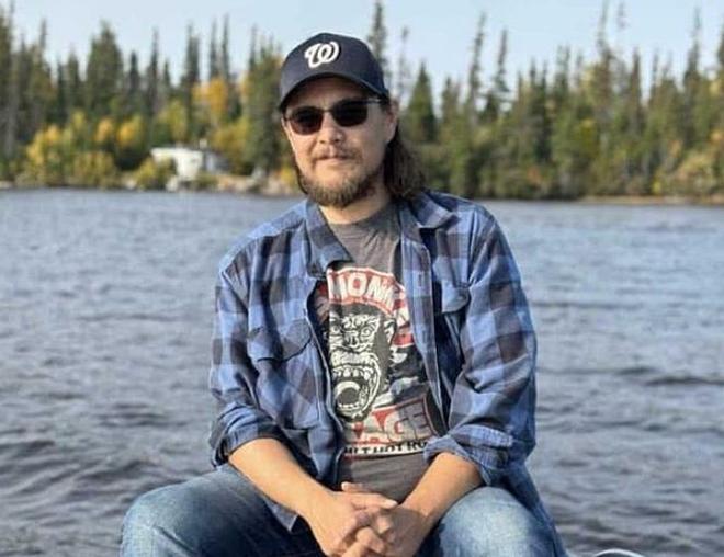 加拿大男子无视警告靠近北极熊只为拍照最终被2头熊围攻致死(图4)