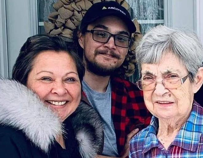 加拿大男子无视警告靠近北极熊只为拍照最终被2头熊围攻致死(图11)