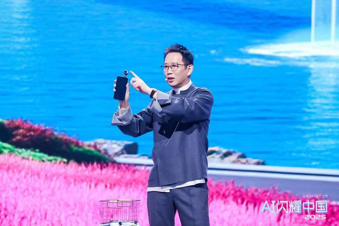 吴晓波力挺“中国科技突破”：荣耀ROBOT PHONE 解锁手机新物种(图4)