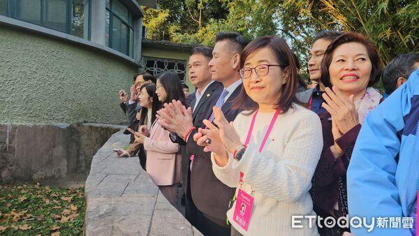 双城论坛／两只赴台小熊猫曝光！雄性强壮不挑食、雌性害羞甜美(图2)