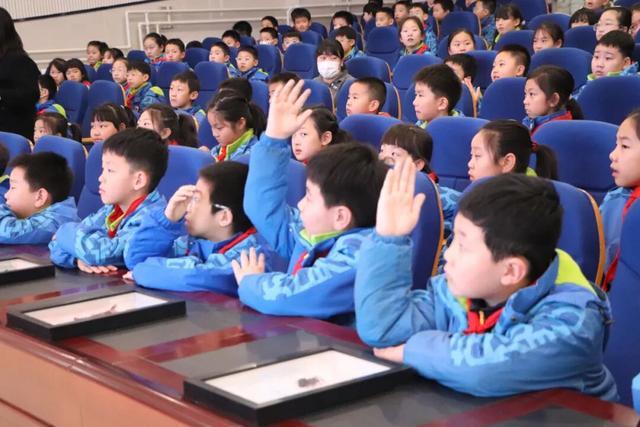 大雁塔小学教育集团•德育篇】探索昆虫世界 点燃科学梦想——陕西人民教育出版社携青年科学家走进雁塔三小(图3)
