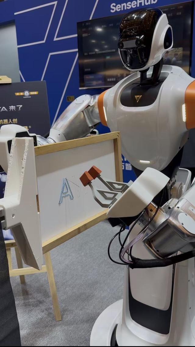 家电新物种“有手有脚有大脑”！AWE2026：把一头大象放进冰箱(图2)