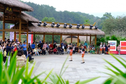 五指山与“Miss黎”的文化远行：一山一锦匠心千载织华章(图2)