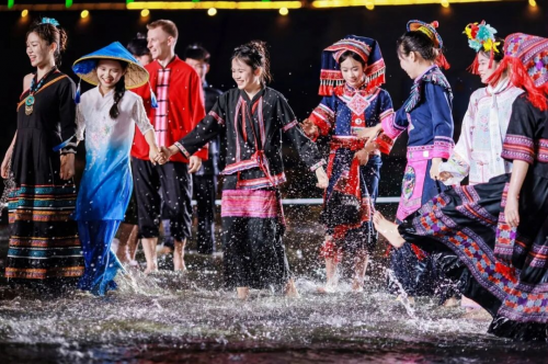 五指山与“Miss黎”的文化远行：一山一锦匠心千载织华章(图19)