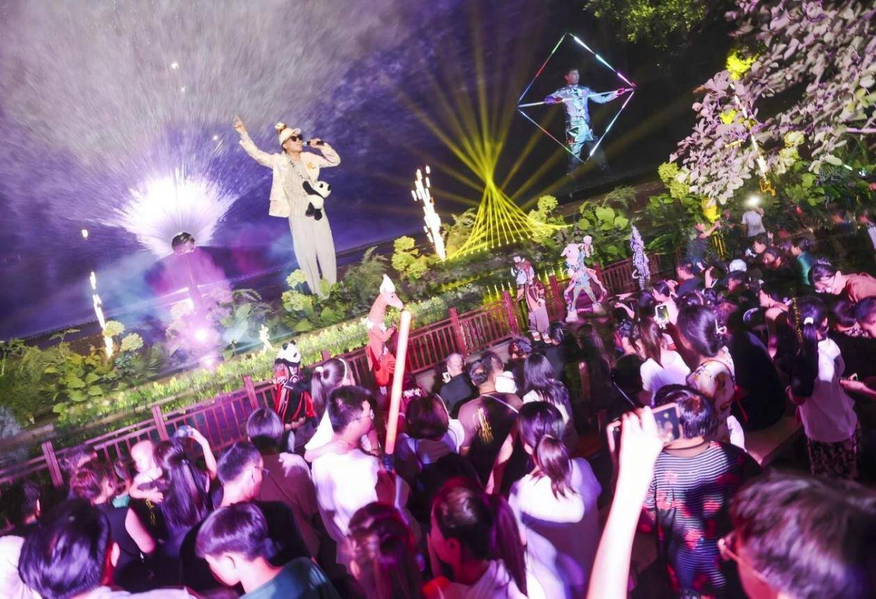 白天看动物夜晚探秘境济南野生动物世界夜间园回归！(图4)